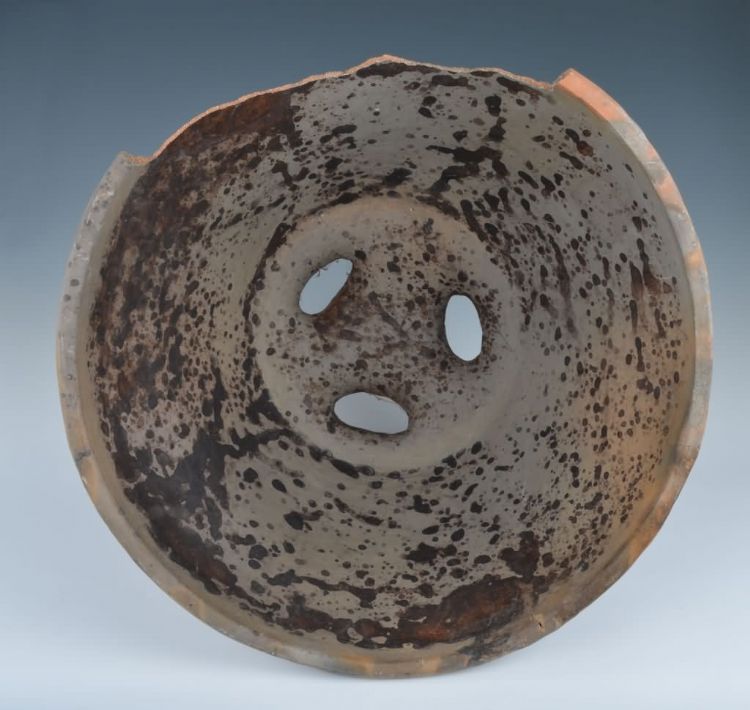 现代黎族制作陶蒸酒器