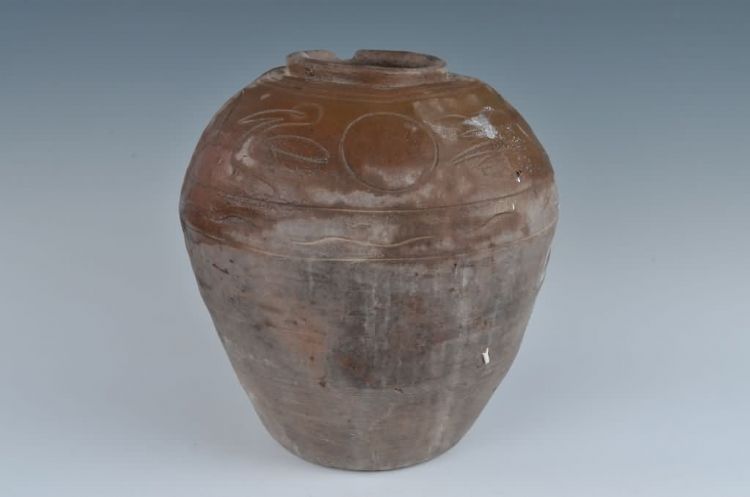 清代褐釉鸟纹陶瓮
