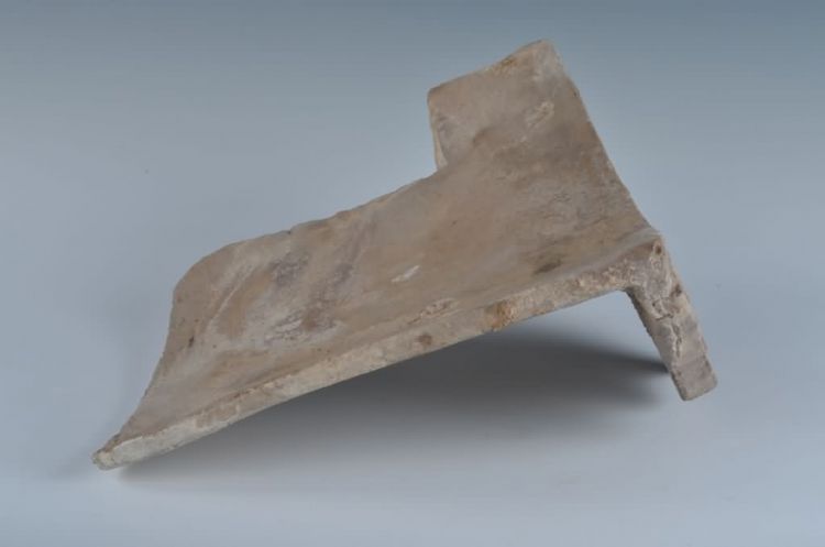 清菊花纹陶滴水