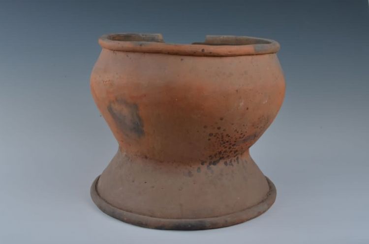 现代黎族泥条盘筑法制作陶蒸酒器