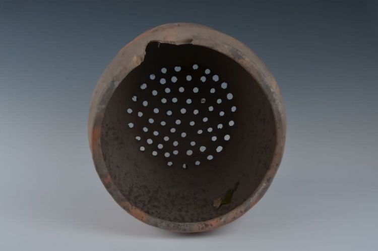 现代黎族泥条盘筑法制作陶蒸酒器