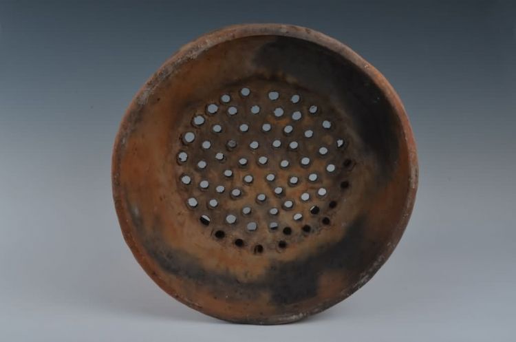 现代黎族泥条盘筑法制作陶蒸酒器